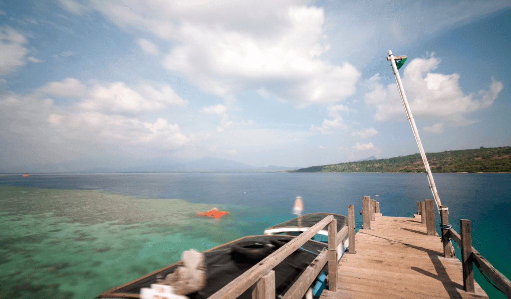 Vue sur Bali depuis la jetée de l'île de Menjangan